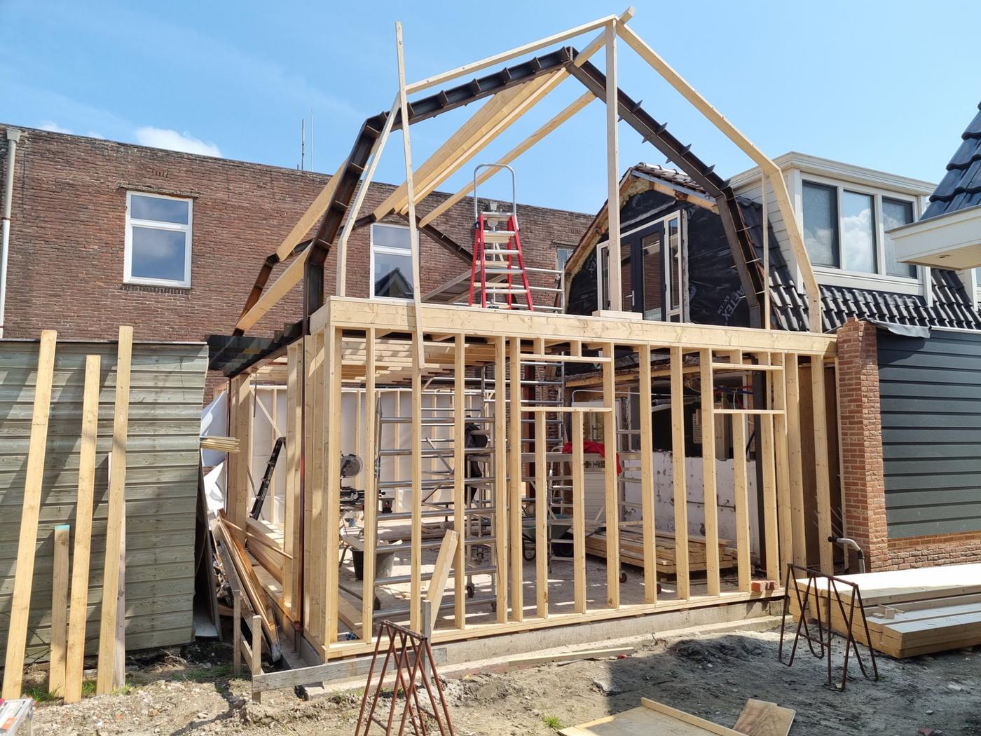 Anbau Außenansicht - Holzskelettrahmenbau und Dachkonstruktion