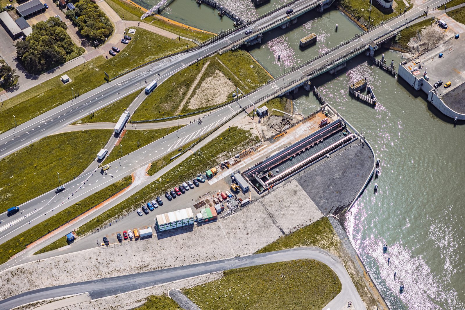 Luchtfoto van een sluiscomplex met werkterrein op de Afsluitdijk