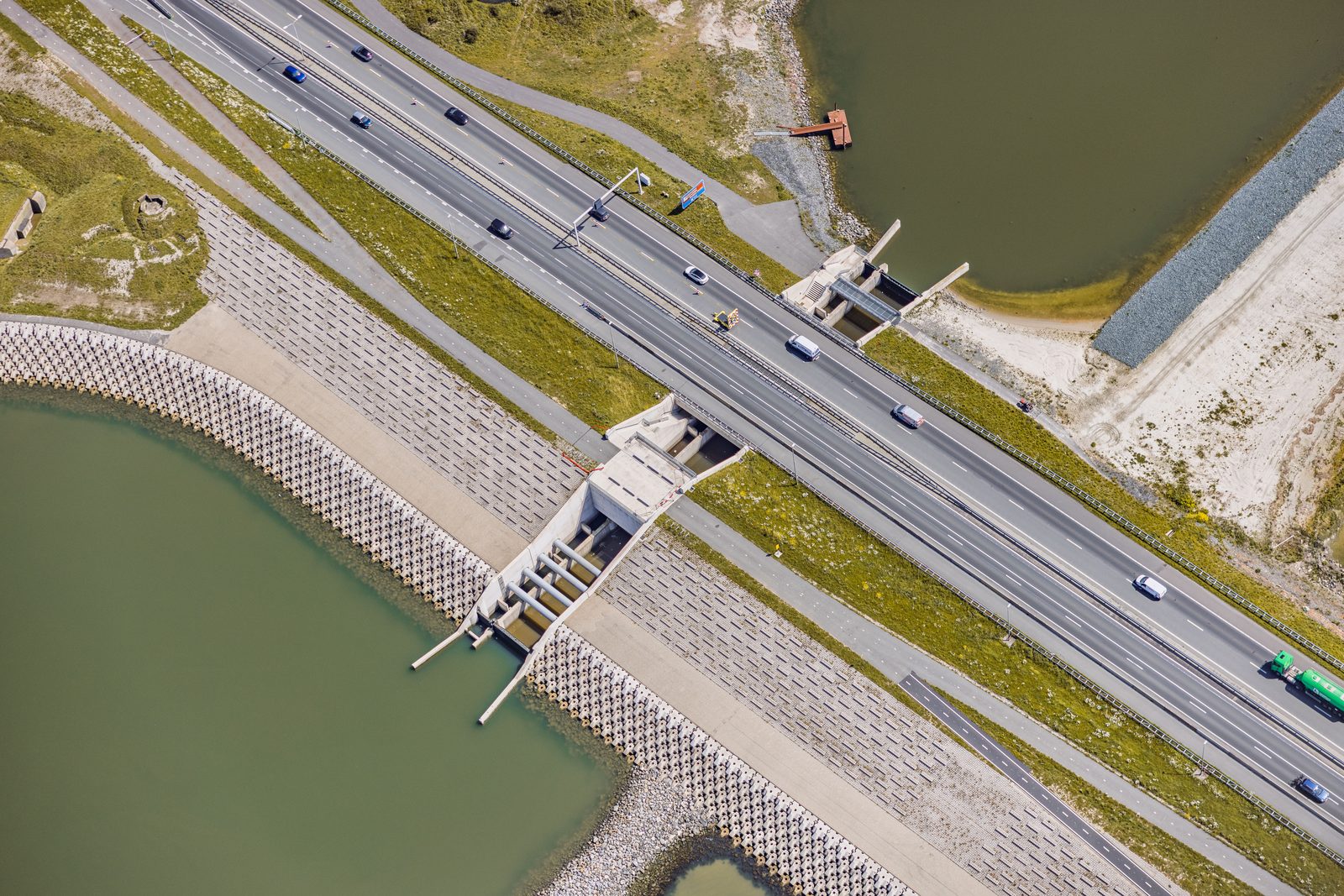 Luchtfoto van de snelweg over een spuidoorlaat in de Afsluitdijk