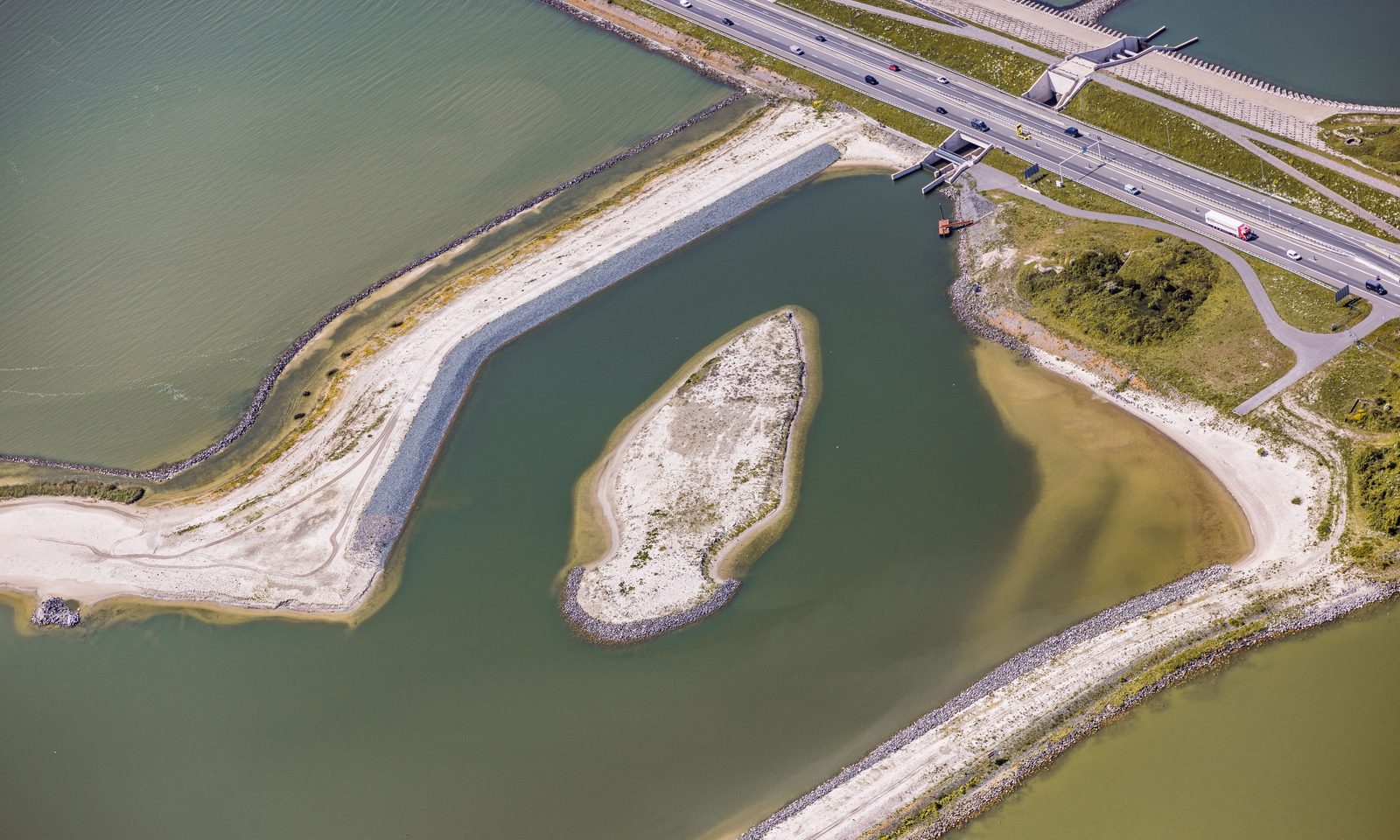 Luchtfoto van strekdammen en de verkeersbrug bij de Afsluitdijk