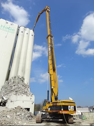 CAT 5110B - Excavadora de demolición en acción