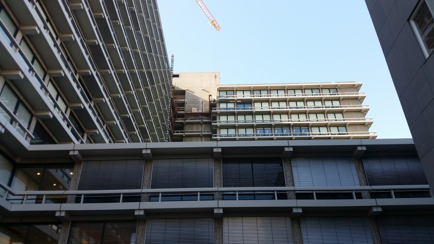 Andamio Colgante - Vista general del edificio con grúa