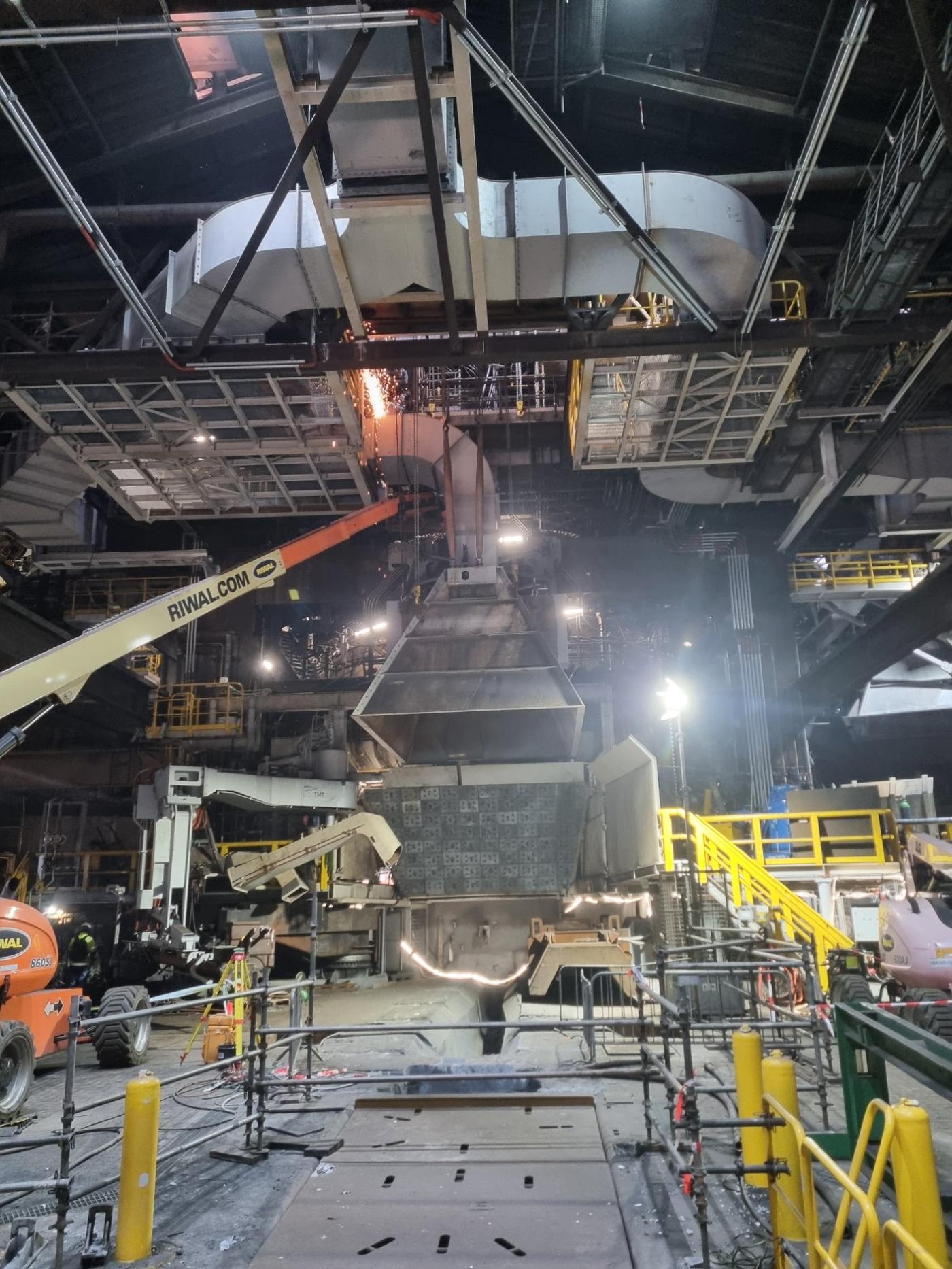 Alto Horno 6 - Instalación del Conducto sobre Pozo de Colada