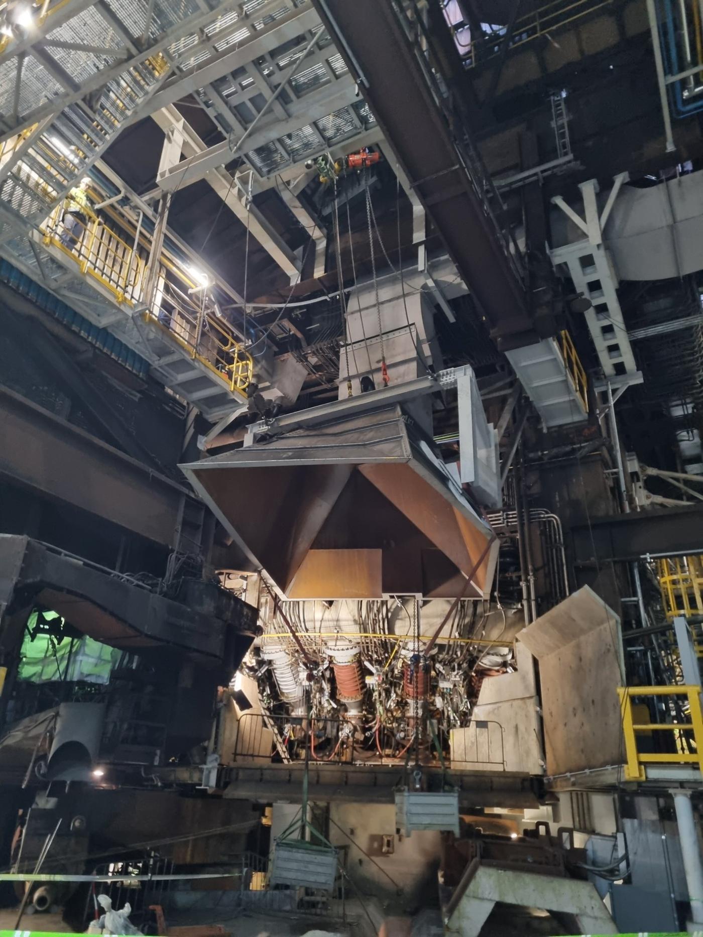 Alto Horno 6 - Colocación de conducto con grúa