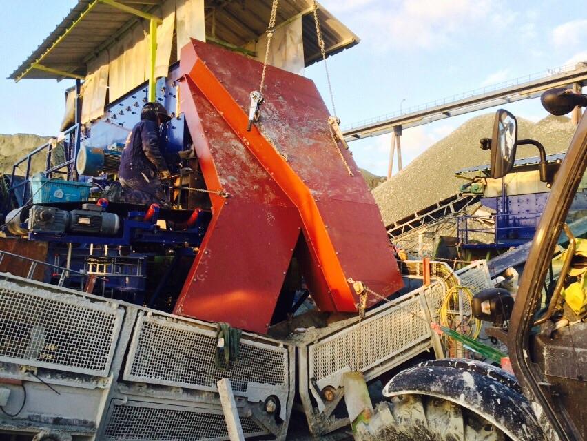 Separador de descarga de granito - Montaje nocturno